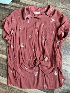 june & hudson Rust Red Button-Front Tie-Hem Embroidered Blouse